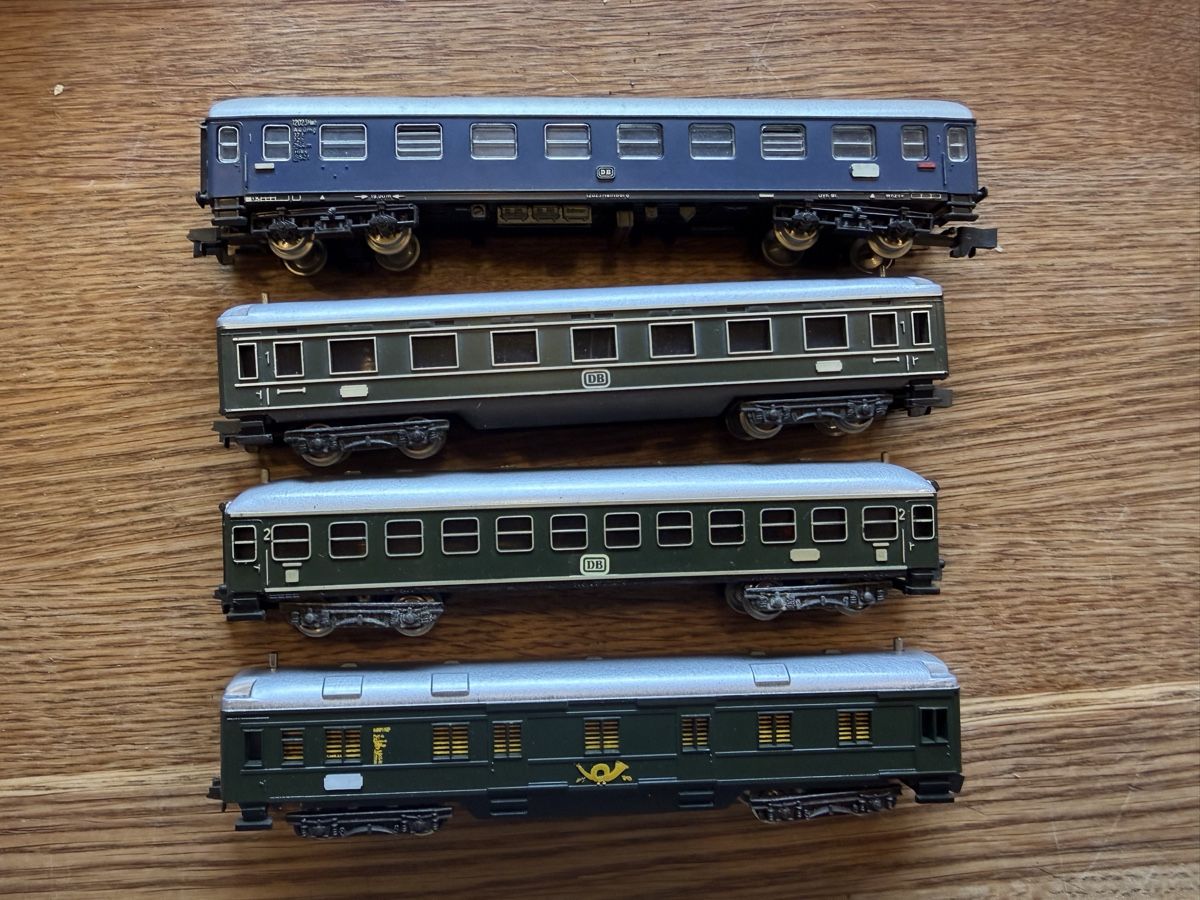 Modelleisenbahnen: Rokal DB Wagen und Postwagen – Gebraucht aus Riggisberg von Gauli