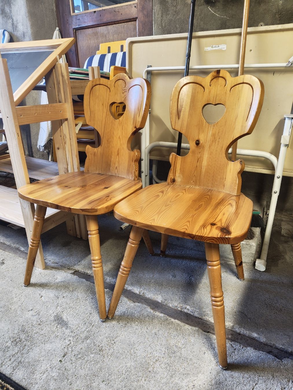 Stühle: Holz Stühle – Gebraucht aus Fiesch von quitecontrarymary