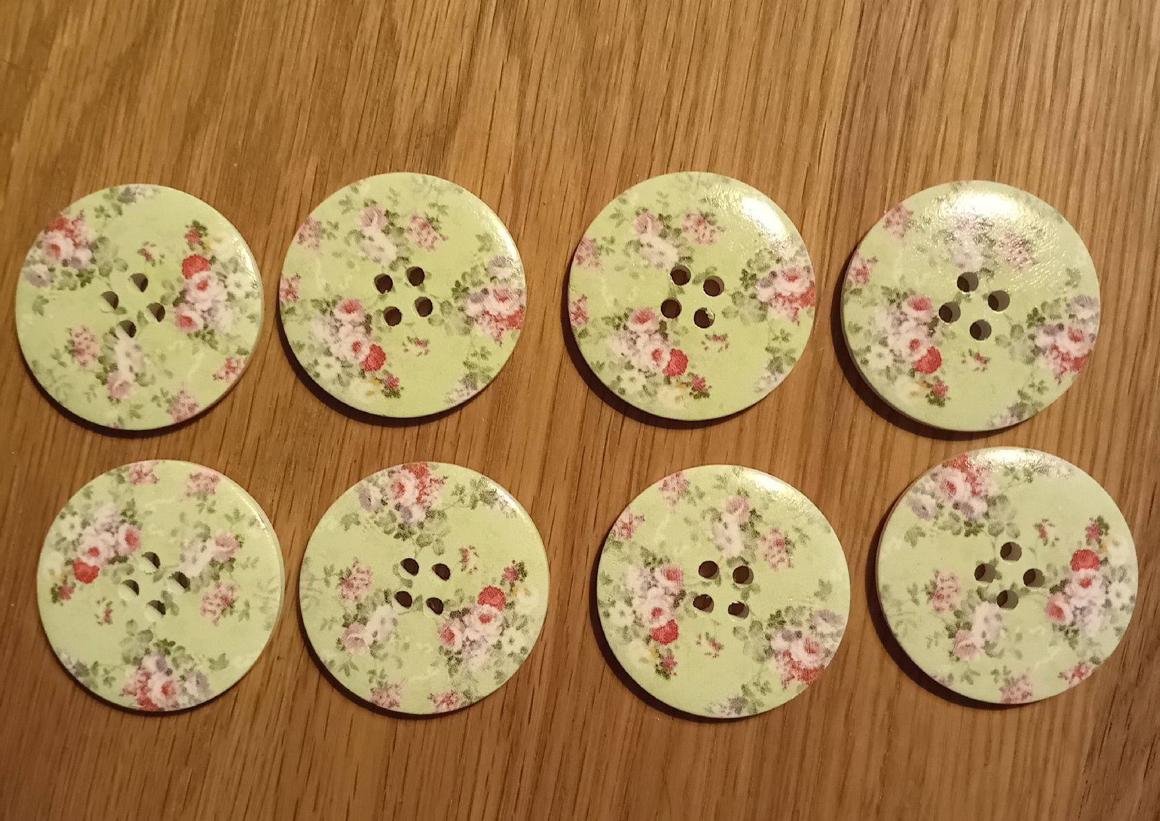 Knöpfe: 8er Set Knöpfe rund mit Blumenmuster hellgrün 4 Löcher – Neu (gemäss Beschreibung) aus Burgdorf von carodesign1