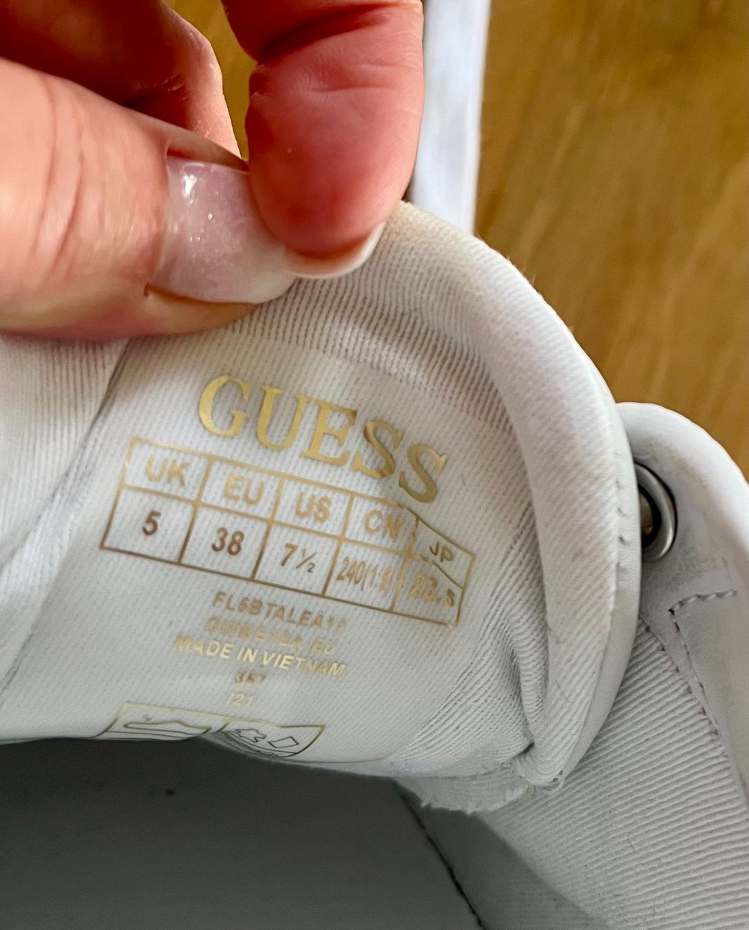 Guess Scarpe da donna: Guess Sneakers Grösse 38 – Usato da Moosleerau venduto da MiBan 7