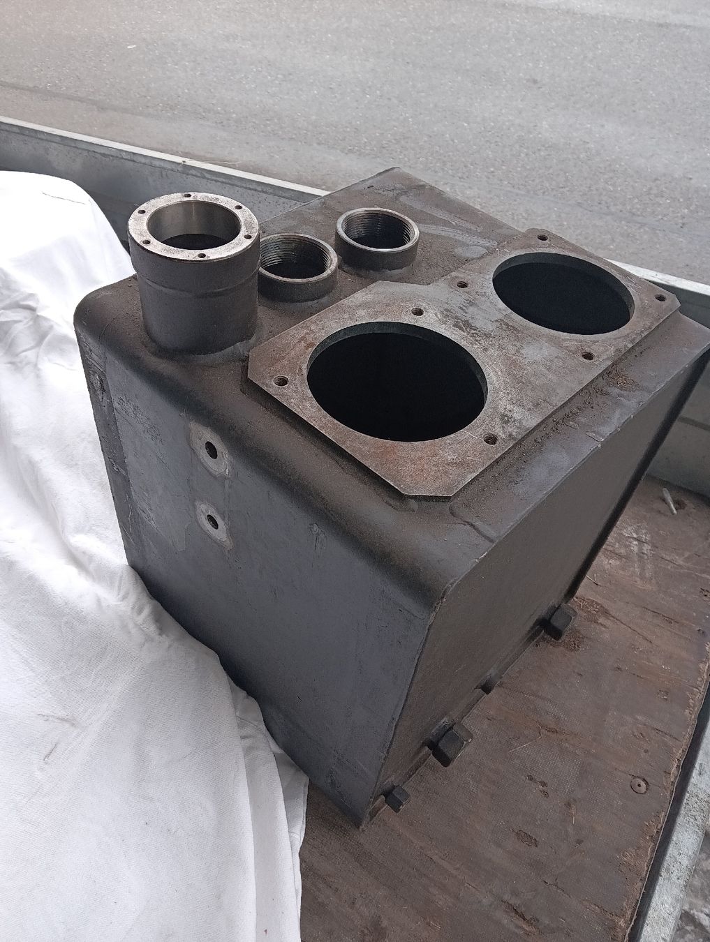Accessori per altri veicoli: hydraulikoeltank tank hydraulikoel – Usato da Wattenwil venduto da Pistenbullypolar 1