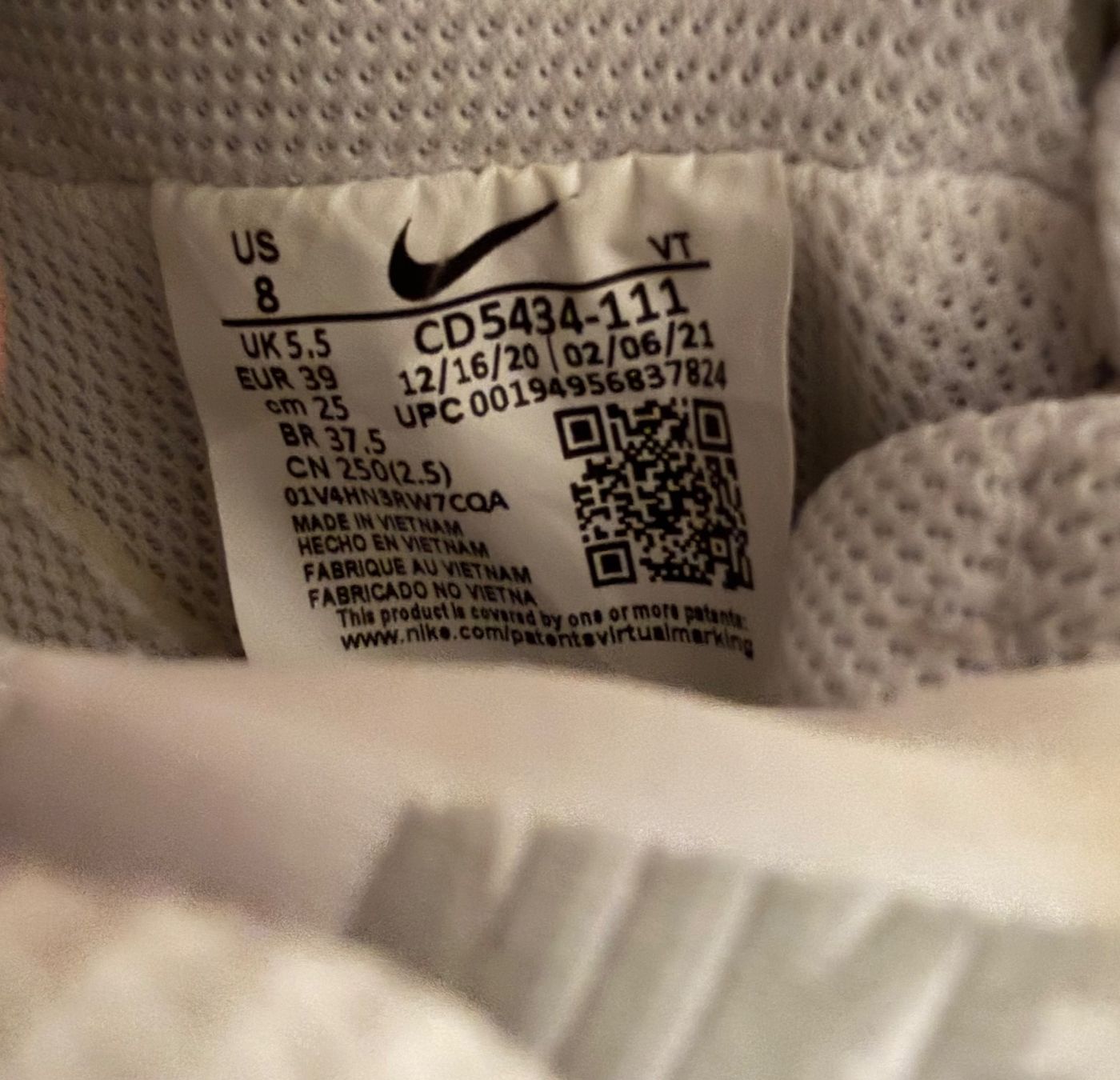 Nike Scarpe da uomo: Baskets Nike blanches argentées taille 39 bon état – Usato da Villeneuve VD venduto da jxste_dani 1