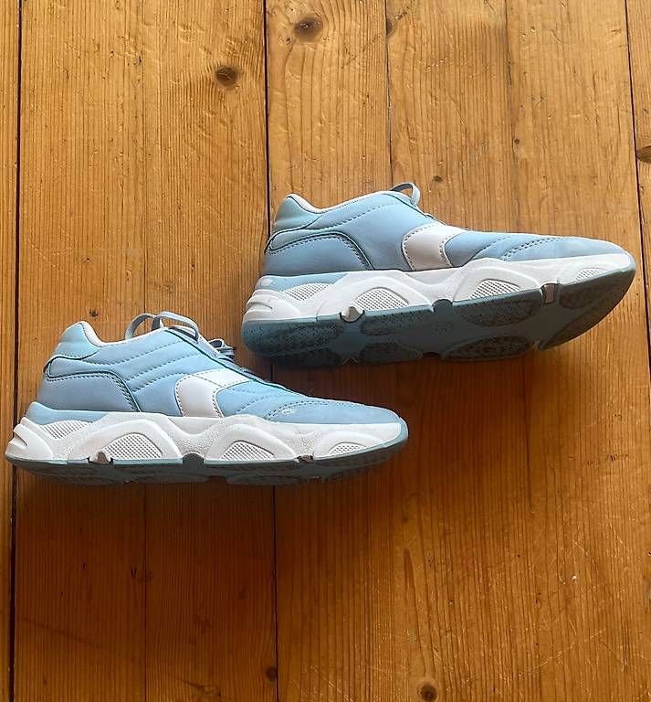 Chaussures hommes: Chaussures de gym t.35 – D'occasion à Sugiez par Essenti3L 1