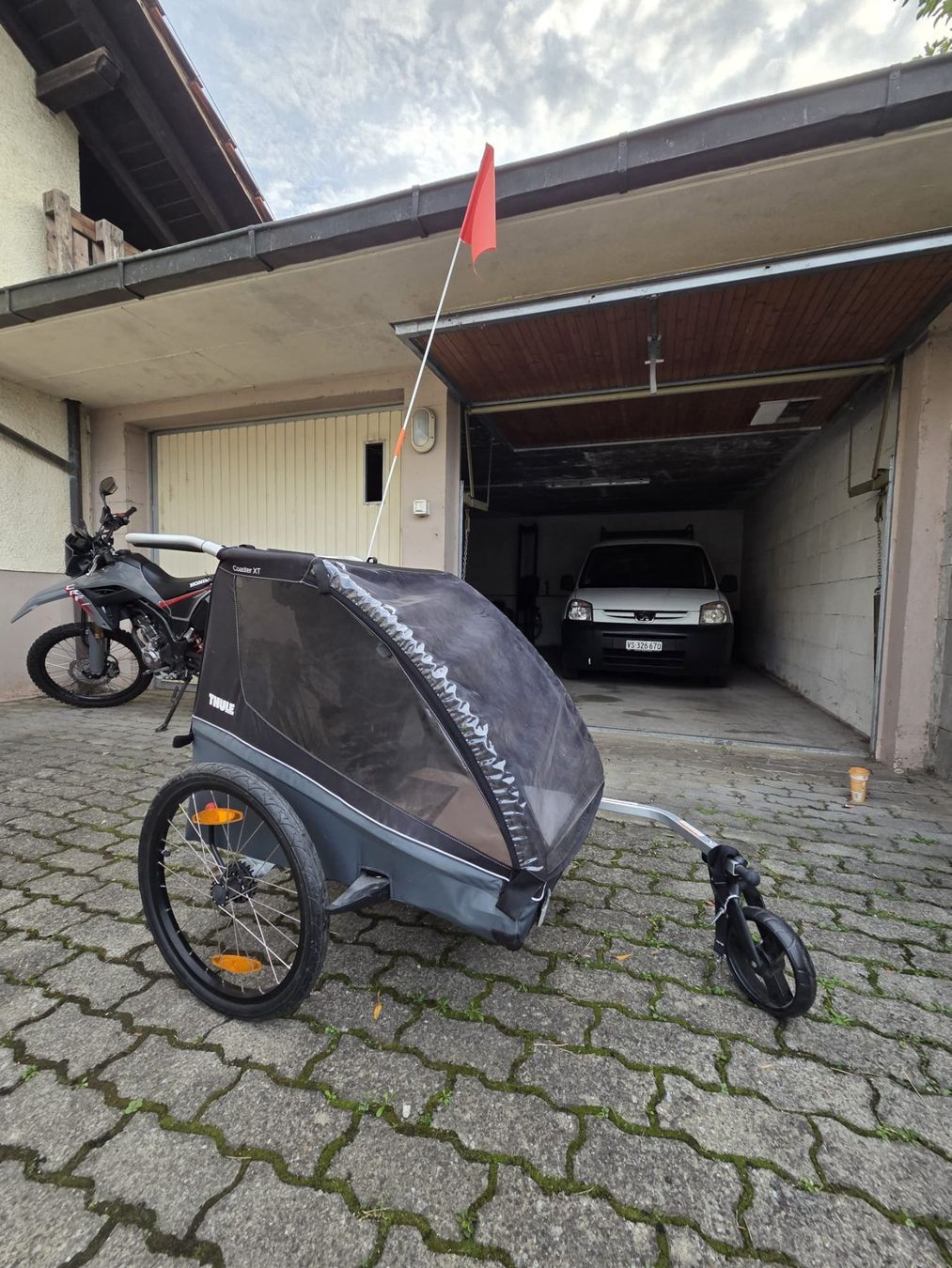 Thule Anhänger: Thule Coaster XT Veloanhänger – Gebraucht aus Müntschemier von KiiiM