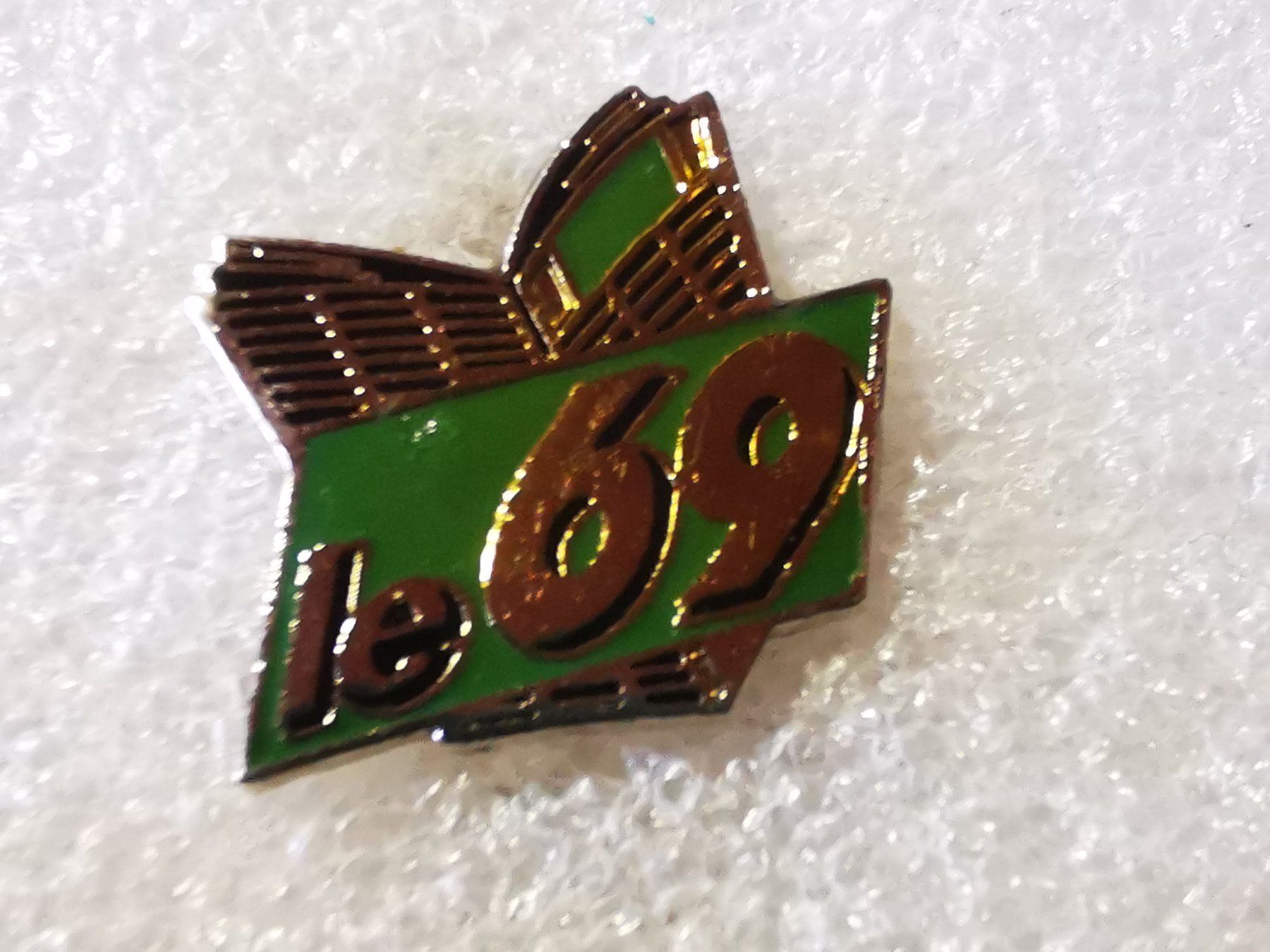 Placchette & Badge: Ansteckpin 147: le 69 – Usato da Oppligen venduto da Pin-Fall-Shop