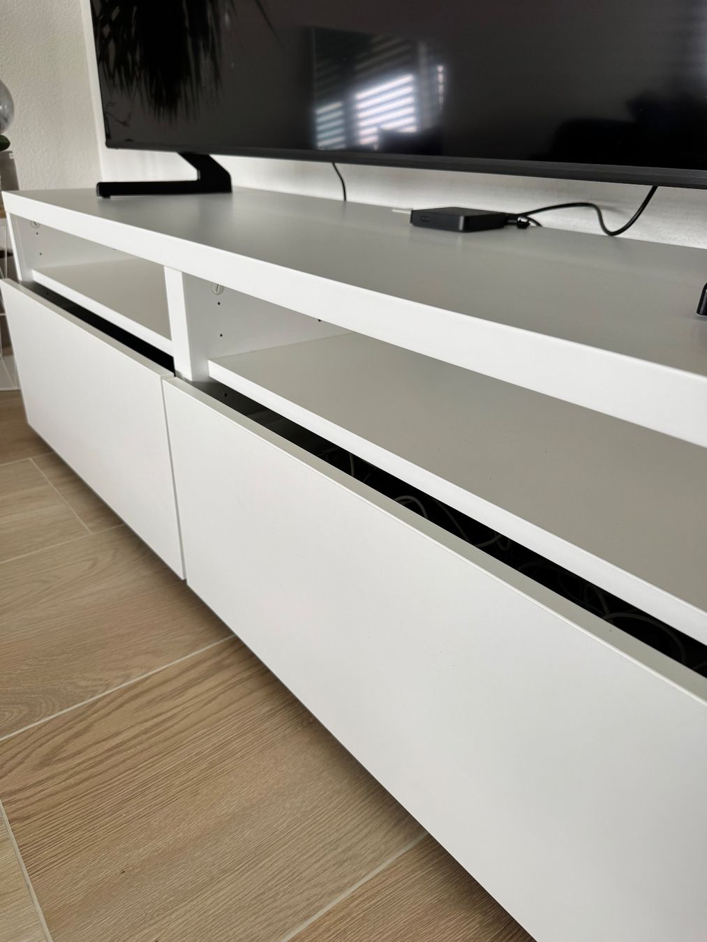 Ikea Mobili TV: TV-Möbel weiss mit 2 Schubladen – Usato da Leibstadt venduto da Bimba4 2