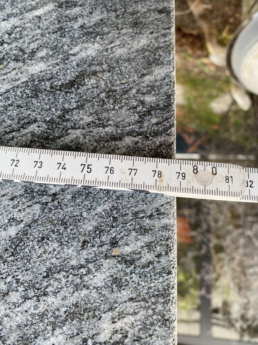 Piatti di portata: Granitplatte Tischplatte Gartentisch – Usato da Fischbach-Göslikon venduto da Moene 2
