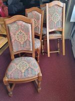 Chaises de salle à manger en chêne naturel.