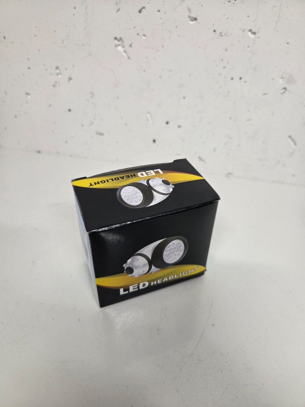Lampes: LED Stirnlampe neu verpackt mit AAA Batterien – Neuf (Voir description) à Chur par Einszweidreiviermein