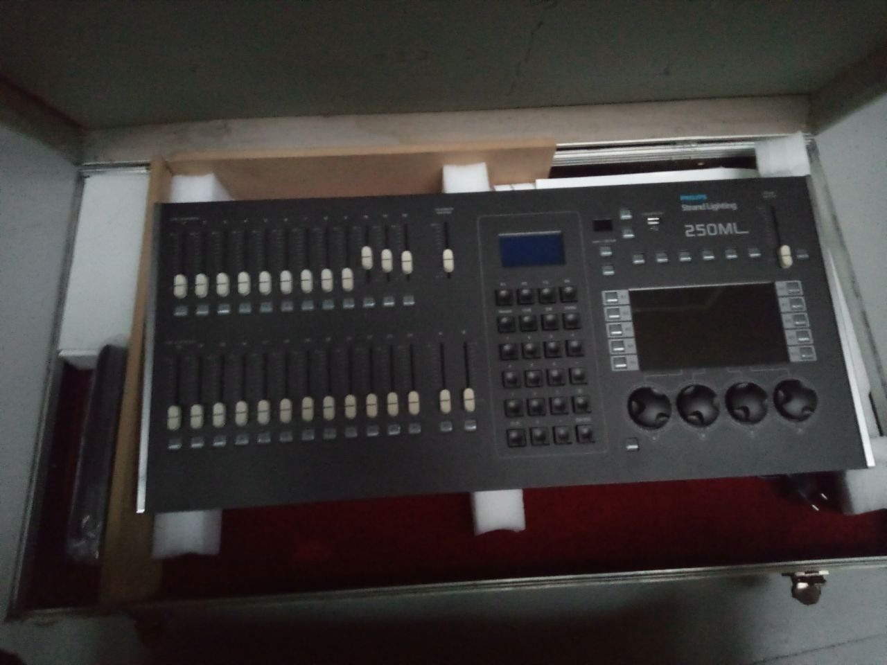 Console di mixaggio: Strand Lightning 250ML Lichtpult 2U + Case – Usato da Zürich venduto da felipe010