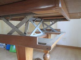Spezieller Holztisch mit Mechanismus zum Aufbereiten. Top!