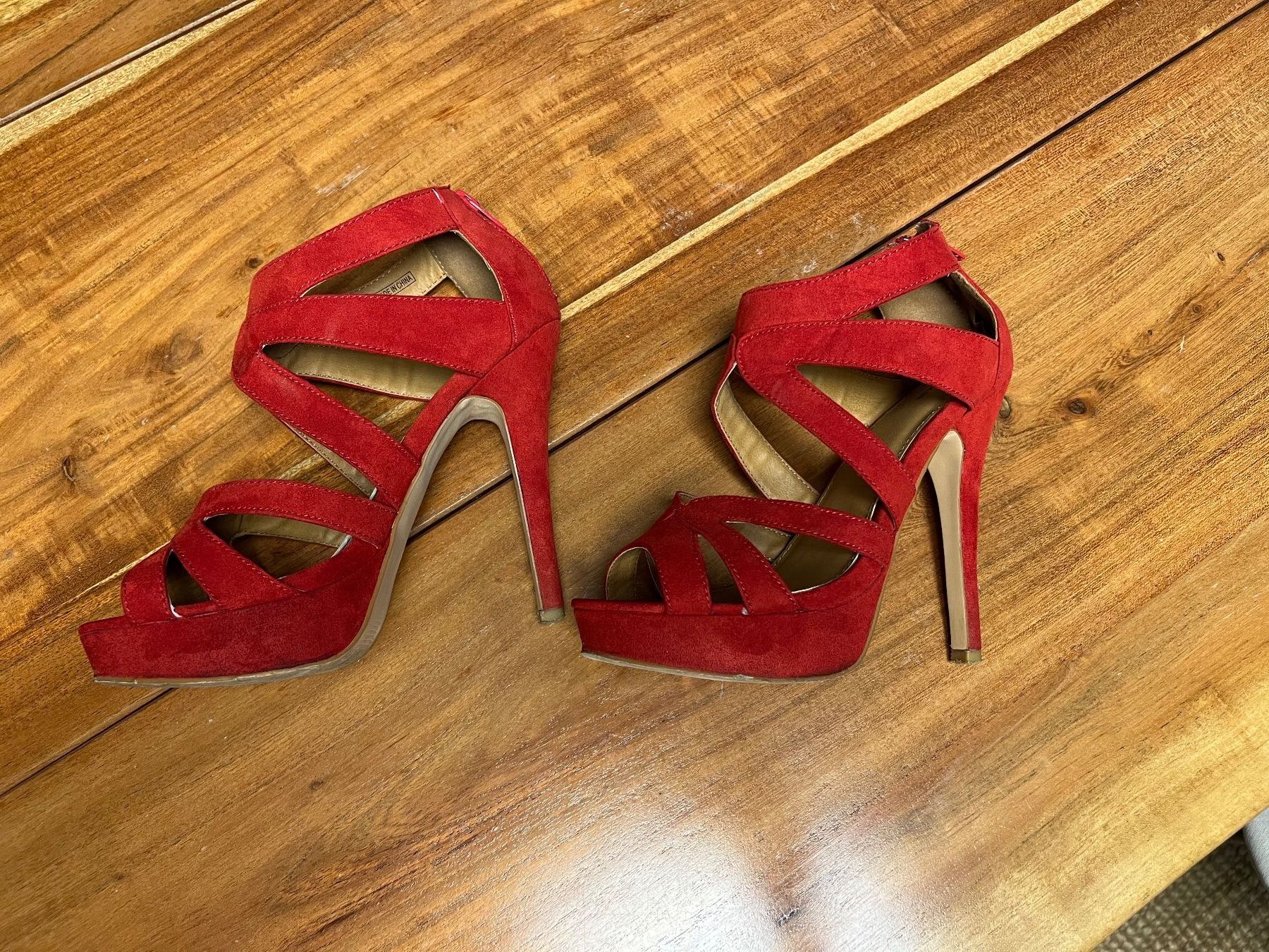 Chaussures femmes: High Heels mit Plateau rot – D'occasion à Bassersdorf par m.vontobel 1