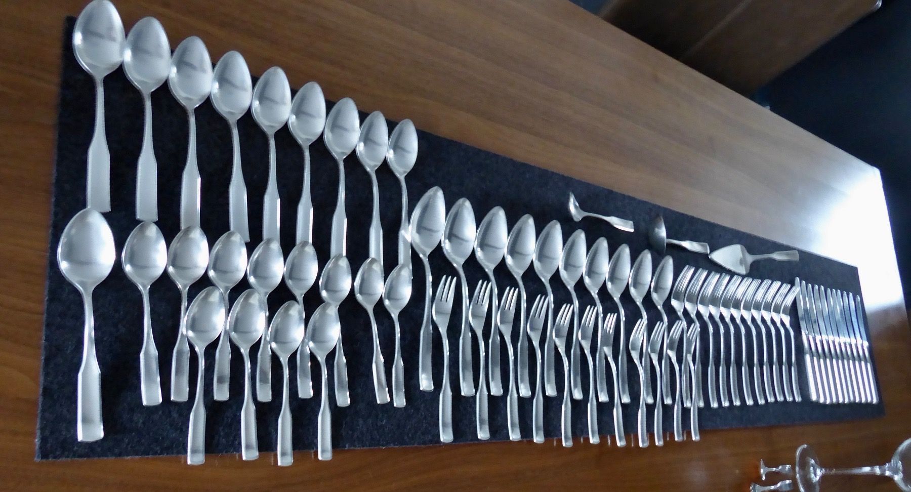 Bestecksets: Unbenutztes 75 -teiliges modernes Silber-Besteck – Neu (gemäss Beschreibung) aus Elsau von Gigelix