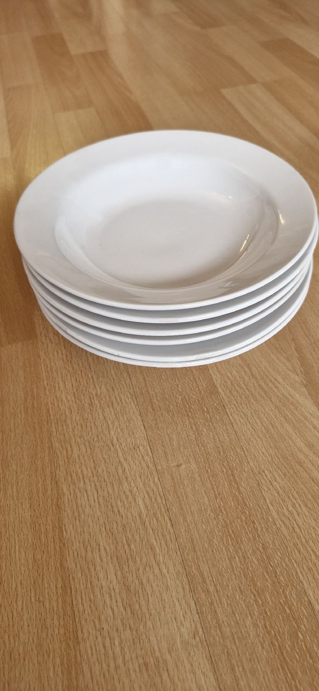 Set di piatti: Geschirr Set weiss gebraucht verschiedene Teller – Usato da Rupperswil venduto da Cielo46