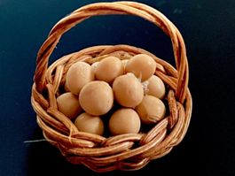 Körbchen mit Eiern für die Puppenstube. Handarbeit/GB.