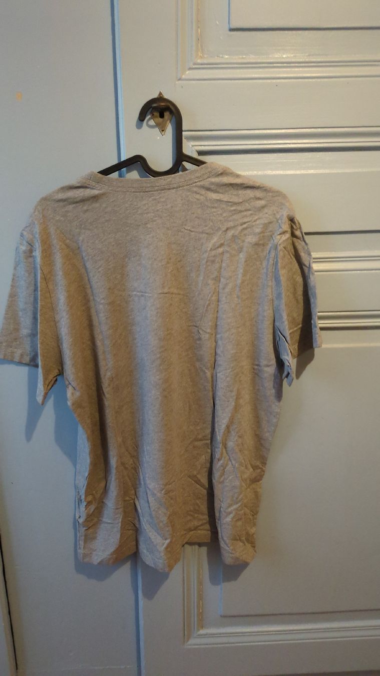 Nike T-shirt: T-shirt Nike gris – Usato da Tramelan venduto da cat_67zv 1