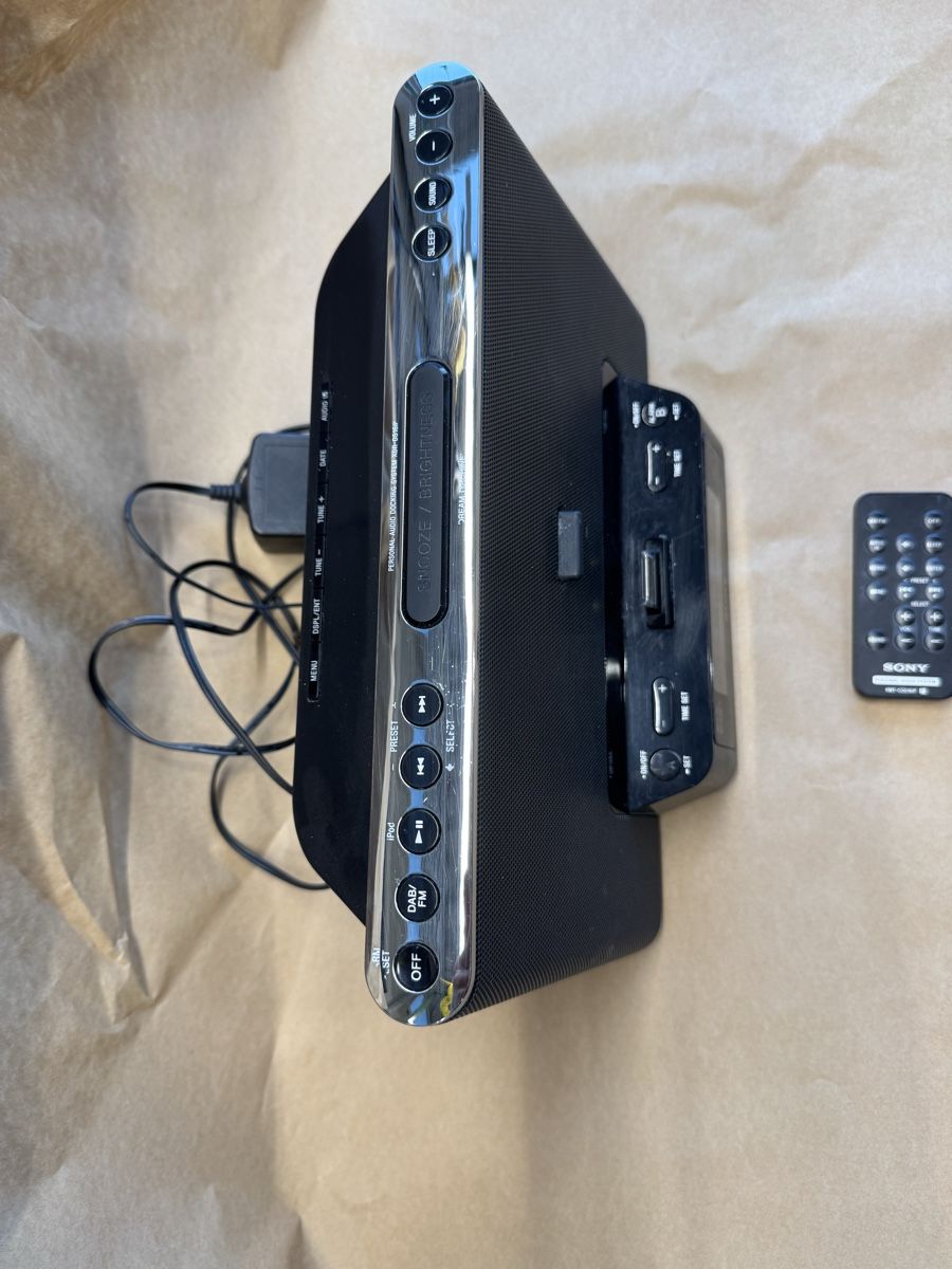 Sony Radios: Sony DAB+ Uhrenradio mit Docking Station f – Gebraucht aus Buttikon SZ von alf_g6sd 2