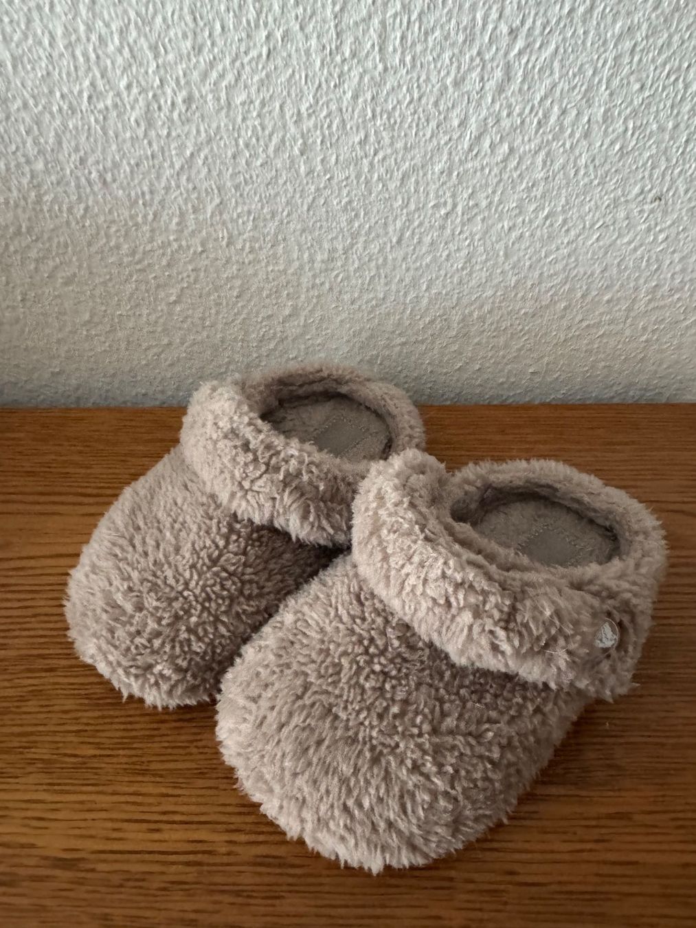 Crocs Chaussures garçon: Crocs Hausschuhe Fleecefutter beige Grösse 18 – D'occasion à Horgen par Hotrova448