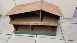 Casa delle bambole in legno compensato da restaurare