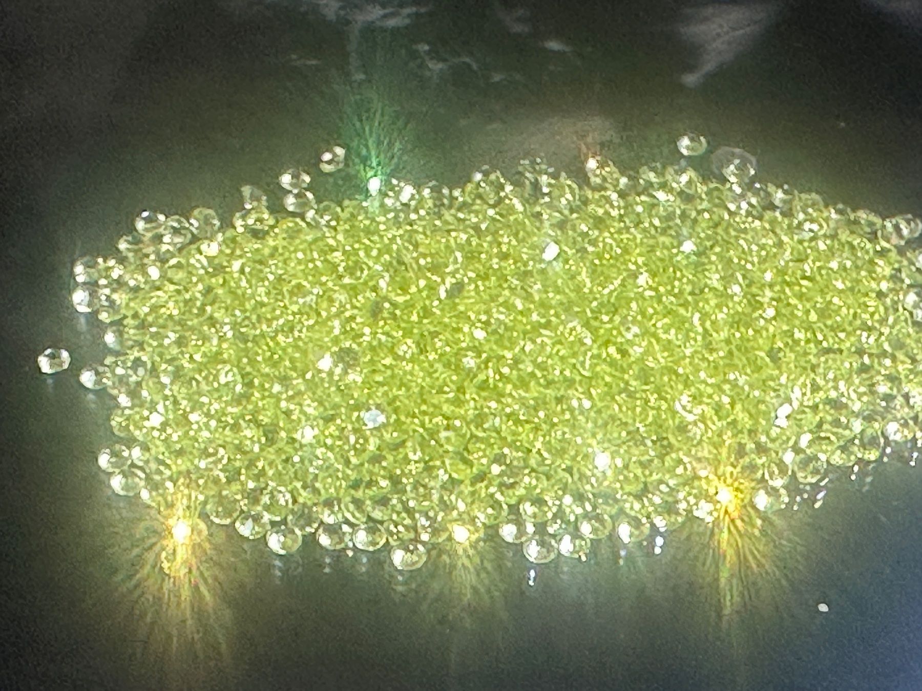 Edelsteine: 100 Stück fein brillantgeschliffene Peridot-Pointer 1,5 mm – Neu (gemäss Beschreibung) aus Langenthal von Seelenfreunde 1