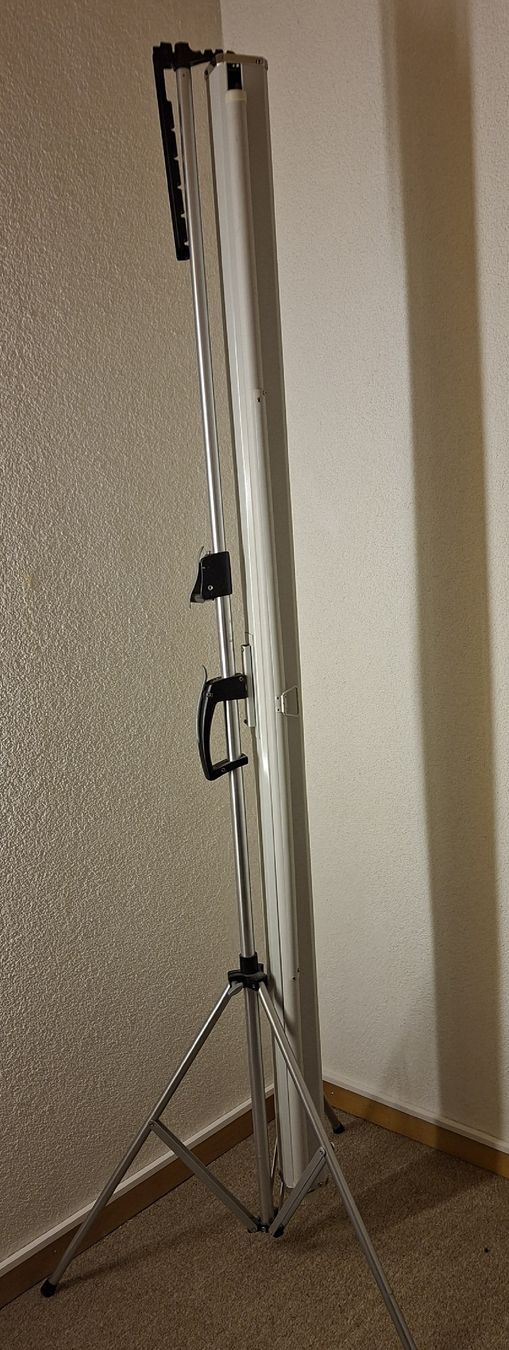 Schermi: Projektionsleinwand Stativleinwand manuell rollbar – Usato da Pfäffikon ZH venduto da enderby01 2