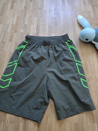 Short Nike de sport, taille S, idéal pour l'été!
