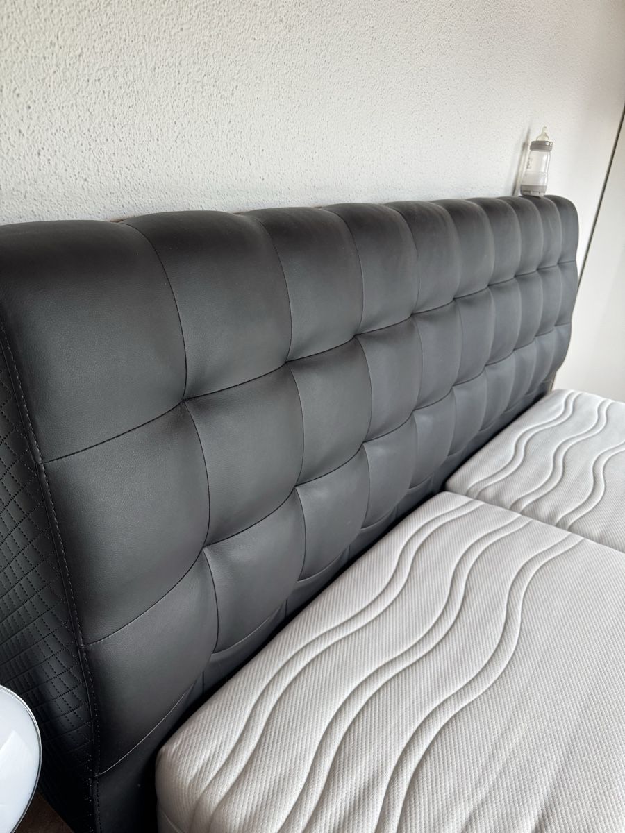 Betten: Bett / Boxspringbett Schwarz Kunstleder fast neue Matrazen – Gebraucht aus Buchs SG von G.M.S.