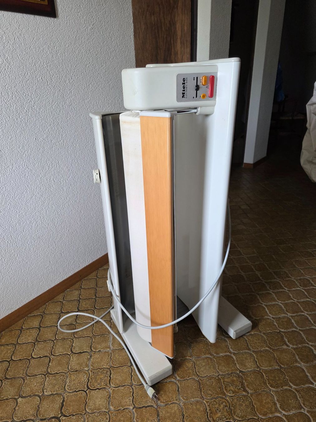 Miele Assi da stiro: Repasseuse à rouleau Miele Electronic B 864 pliante – Usato da Bevaix venduto da Louloup11 2