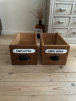 Zwei alte Schubladen mit Emailschildern und Muschelgriffen