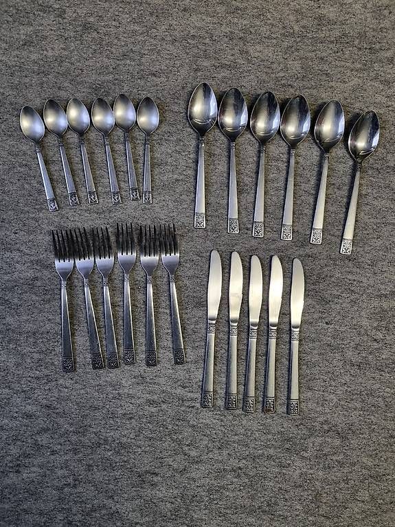 Set di posate: Besteck Set Messer Löffel Gabel – Usato da Oberentfelden venduto da Creapoint