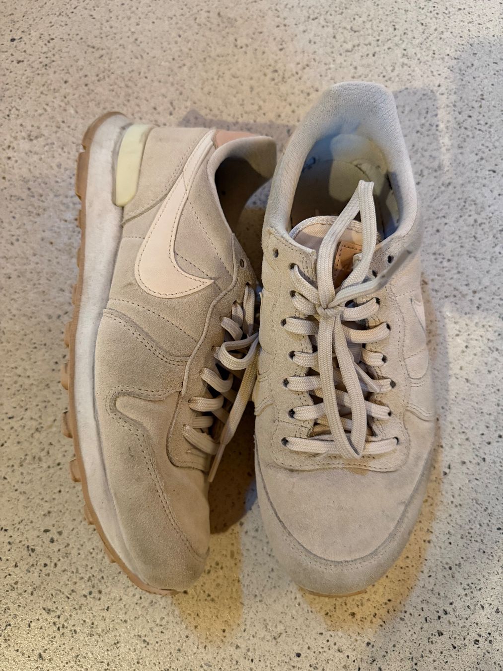 Nike Scarpe da donna: Nike Schuhe beige Gr 37.5 gebraucht – Usato da Schlieren venduto da Shark1905