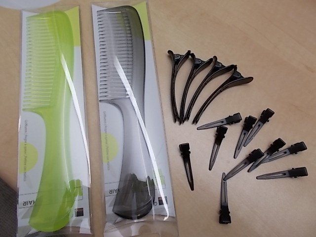 Altro per la cura dei capelli: 2 Kämme + diverse Haarspangen – Nuovo (secondo la descrizione) da Chexbres venduto da indi03