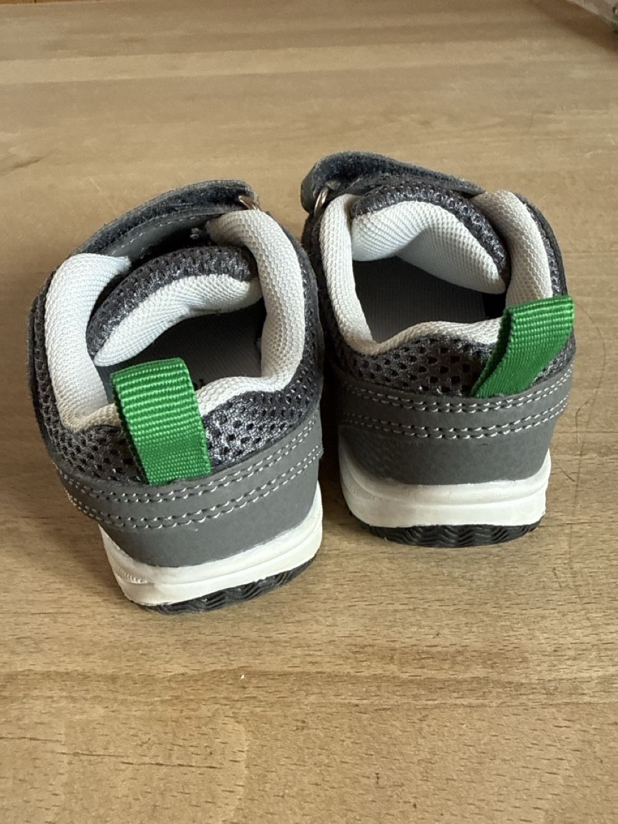 Scarpe per ragazzi: Schühchen grau Grösse 21 – Usato da Dettighofen (Lengwil) venduto da Dolol 1
