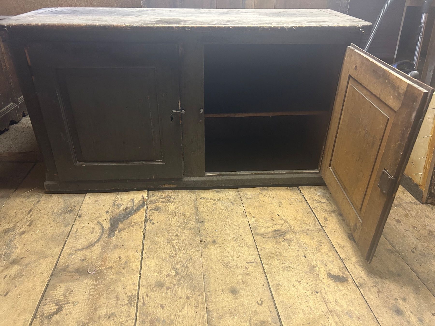 Armadi: Antiker Schrank, Buffet, Sideboard, restaurationsbedürftig – Usato da Bürchen venduto da cle_kwg7 3