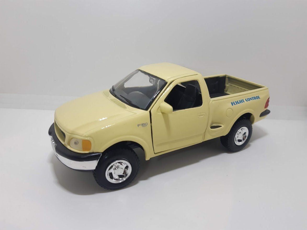 Maisto Kit di modellismo & Modellini statici: 1:24 Ford F150 Maisto Flight Control – Usato da Cugnasco venduto da AndyAlfa