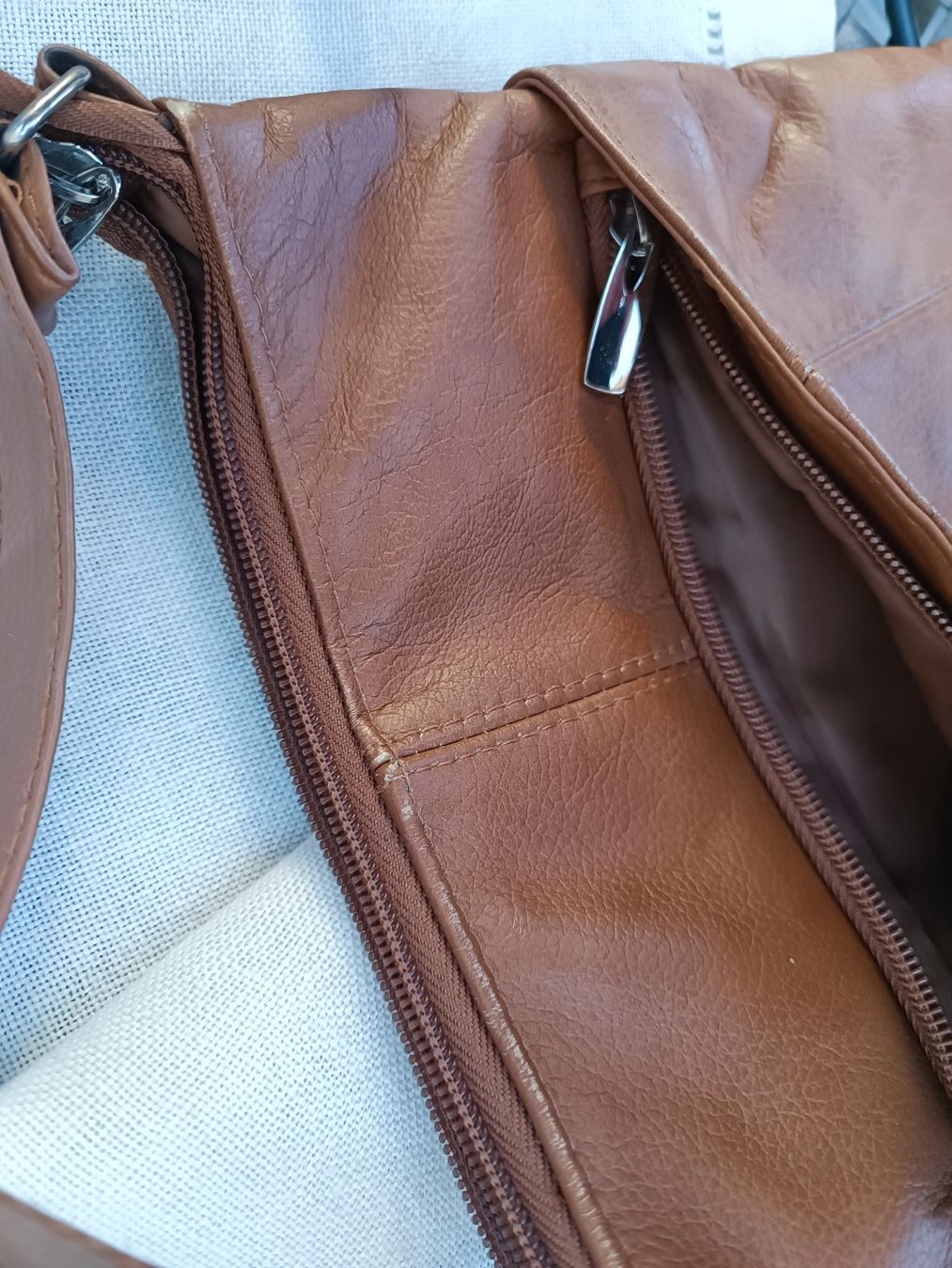 Taschen für Damen: Herziges kleine Umhänge Tasche – Gebraucht aus Sargans von Benziner 1
