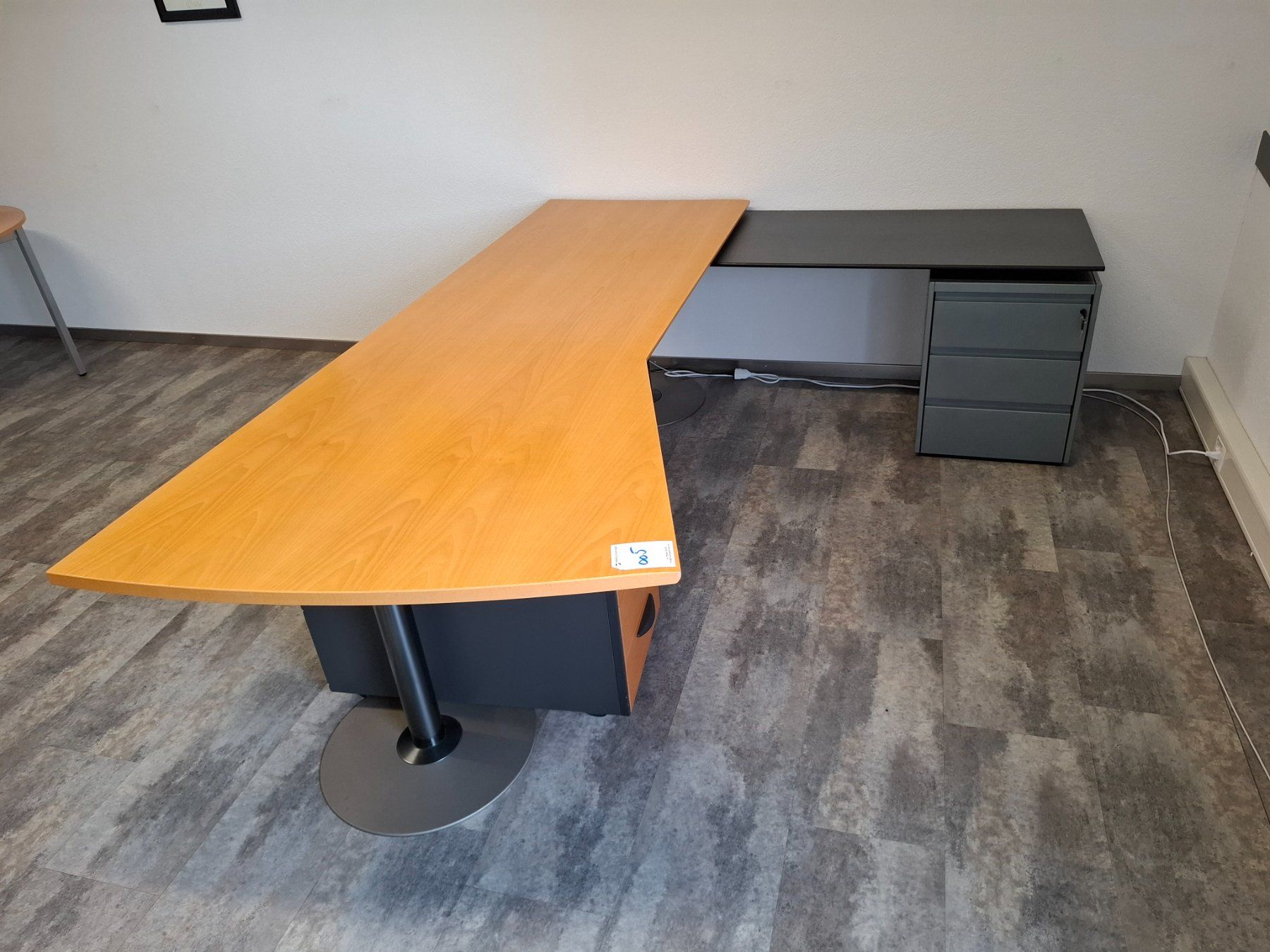 Bureaux: 005 Eckbürotisch mit 2 Korpusse – D'occasion à Derendingen par Meisterstuecke