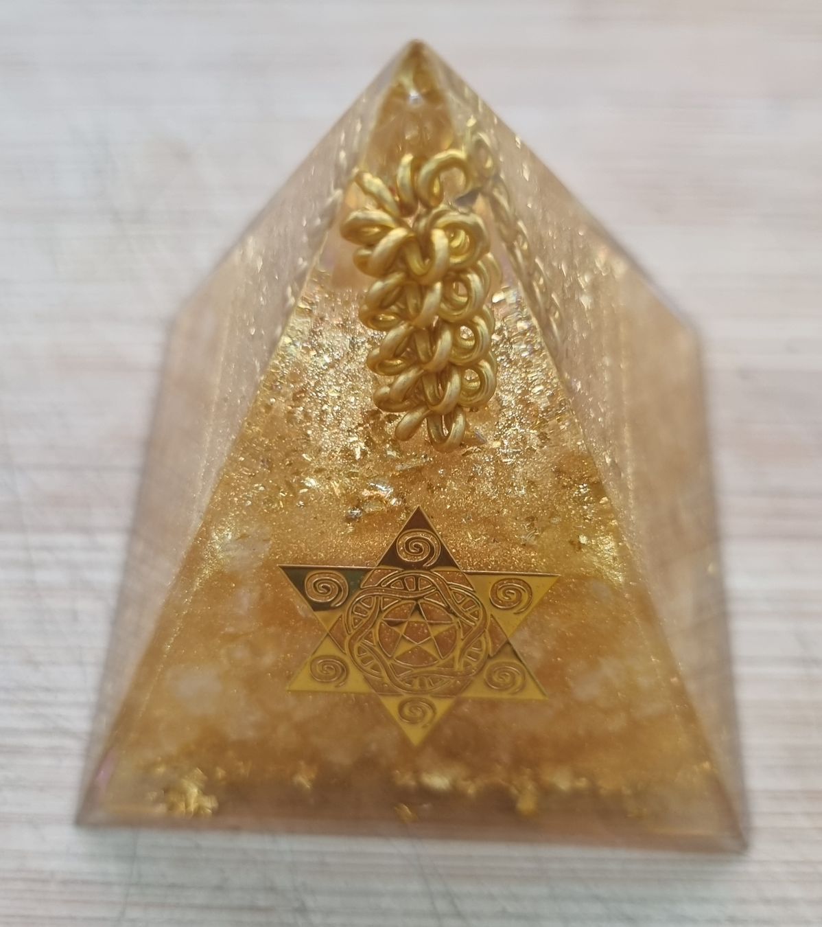 Minerali & Pietre curative: Orgonite Pyramide dorée, protection et chance – Nuovo (secondo la descrizione) da Grand-Lancy venduto da Evelyne010 1