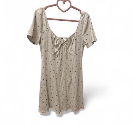 Süsses Sommerkleid mit Blumenmuster, Grösse M