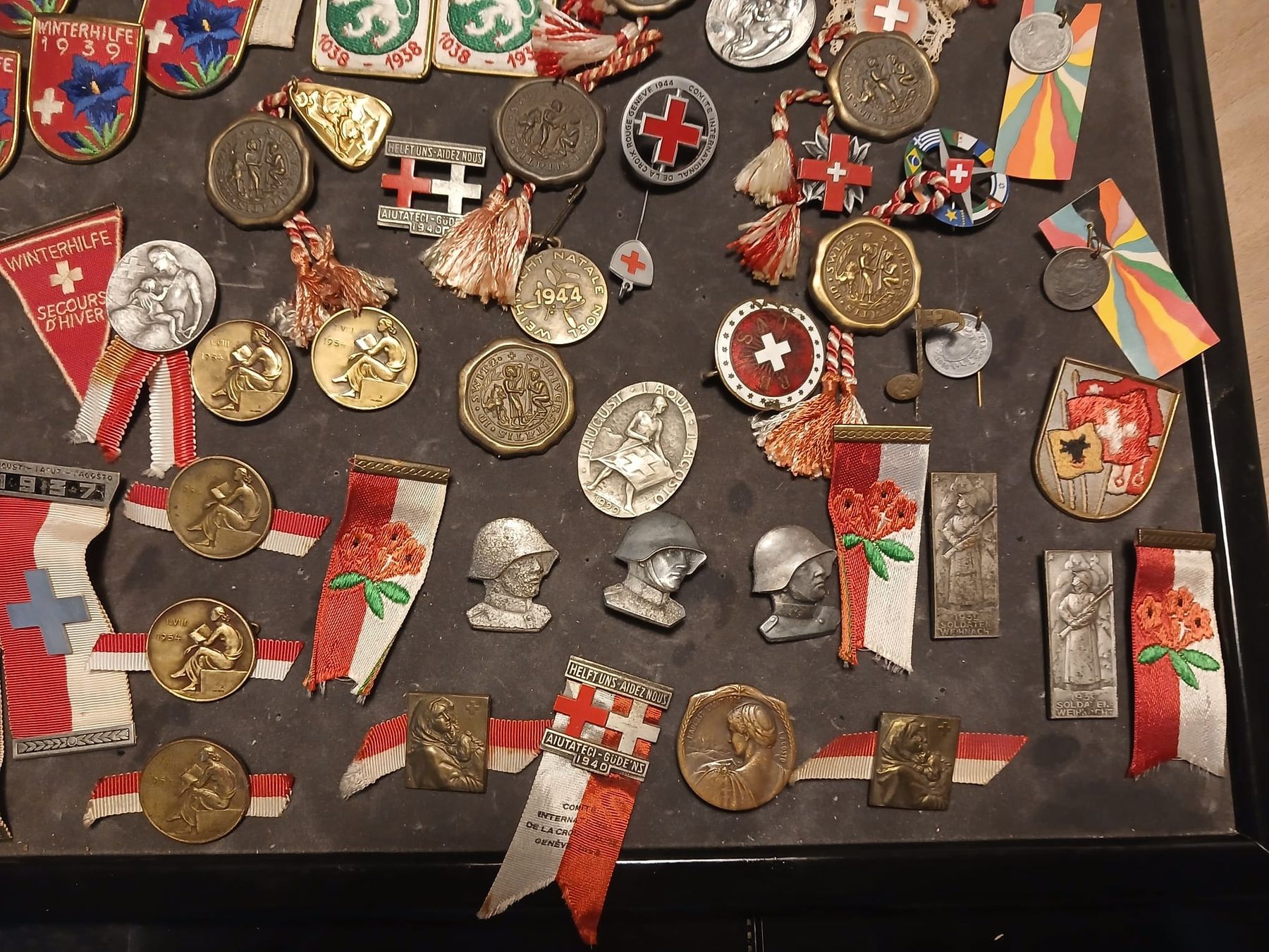 Medaglie: Sammlung Schweizer Abzeichen  diverse Motive – Usato da Benken ZH venduto da RICO056 2
