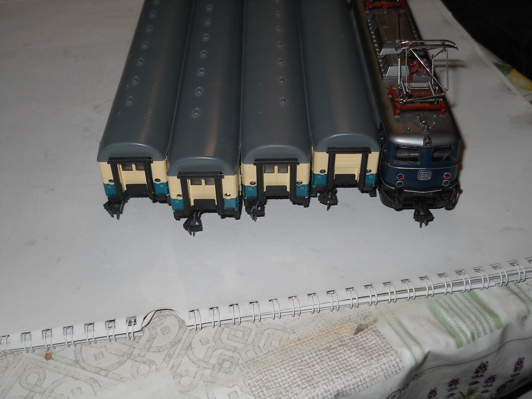 Fleischmann Modelleisenbahnen: Fleischmann Fernzug der DB mit E 110 444-7 – Gebraucht aus Schwanden GL von roerich20 3
