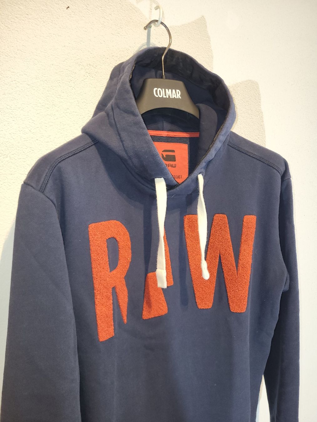 Pullover & Sweatshirts: RAW - Pull à Capuchon Bleu Foncé, Taille M – Gebraucht aus Haute-Nendaz von DetoutDerien