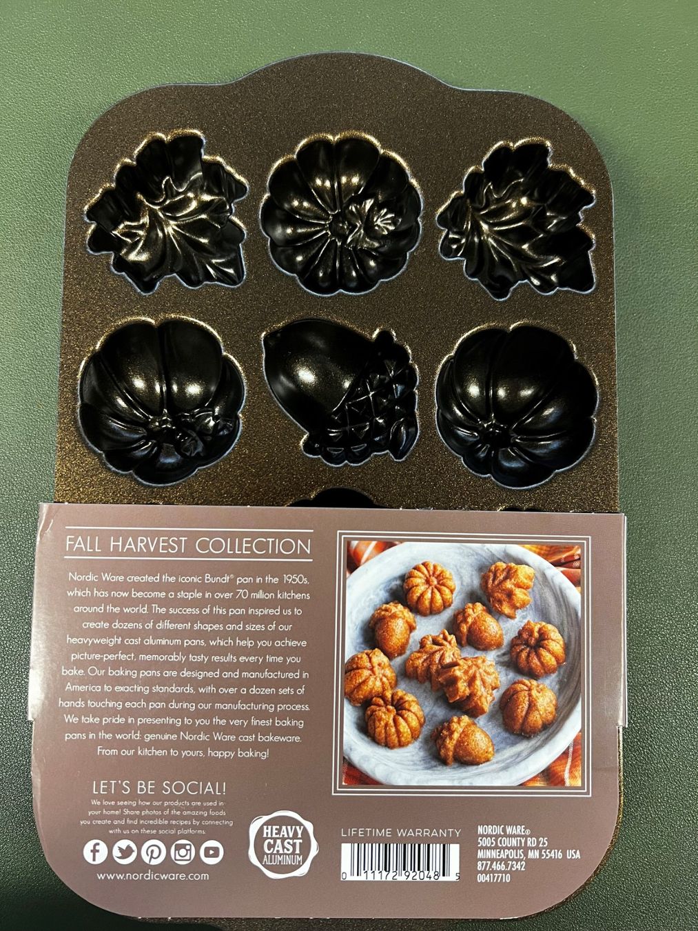 Teglie da forno: Nordic Ware -Autumn Delights Cakelet Pan – Nuovo e nell'imballaggio originale da Gossau ZH venduto da OrderflowAG