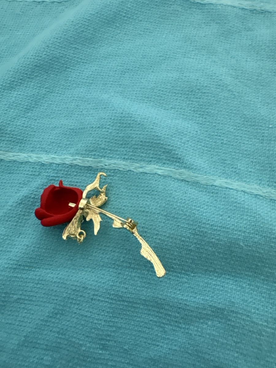 Broches & Aiguilles: Broschen Rose rot  – Neuf (Voir description) à Zürich par Sundaygirl 1