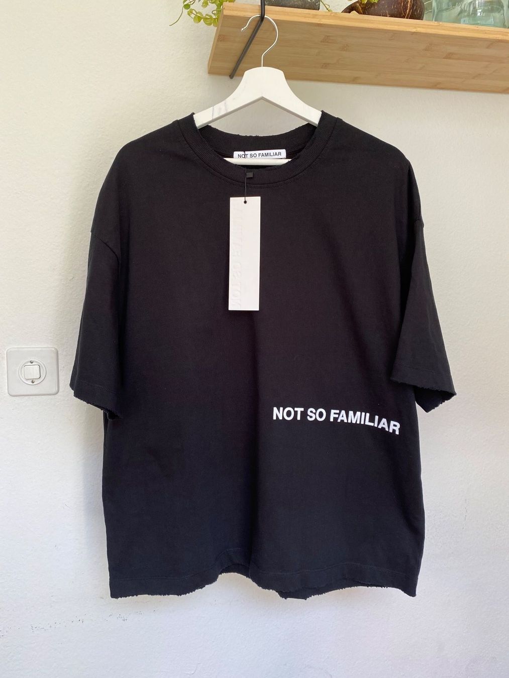 T-shirt: NOT SO FAMILIAR T-shirt – Nuovo e nell'imballaggio originale da Biel/Bienne venduto da Sommer_17 1
