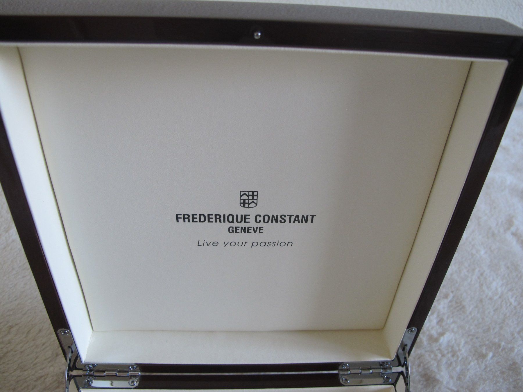 Frederique Constant Orologi: Frederique Constant Geneve Uhrenbox Gross Glänzent – Usato da Altnau venduto da LinaAuktion 2