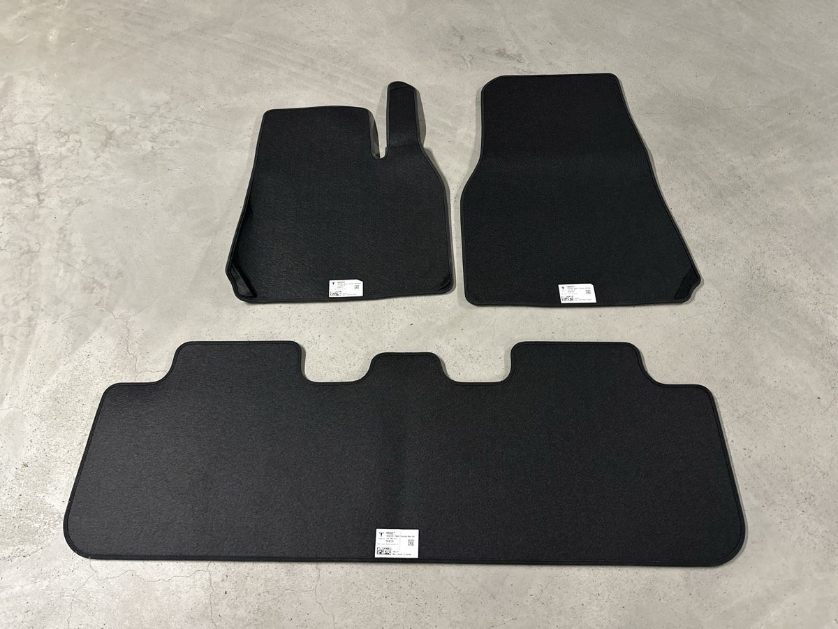 Tesla Tapis / Bacs: Fussmatten Tesla Model Y ORIGINAL 3er Set – D'occasion à Birmensdorf ZH par Andreas156 1