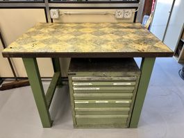 Werkbank mit Schrank