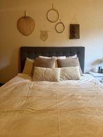 Graues Boxspringbett mit Bettkasten, 140x200 cm