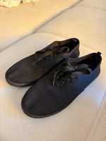 Schwarze Turnschuhe Schnürung Grösse 38